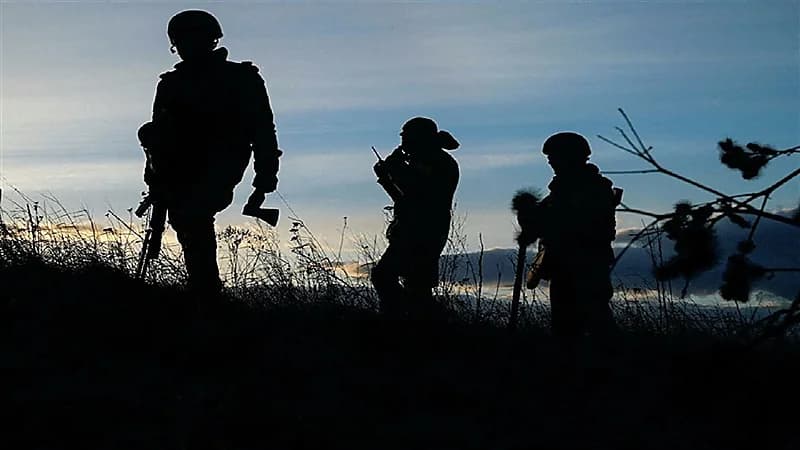 امرأة توشي بمكان زوجها في جبهة القتال بأوكرانيا