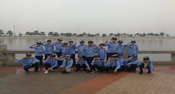 بالصور.. " أطفال " يدشنون حملة لتنظيف وتشجير الواجهة البحرية بالدمام