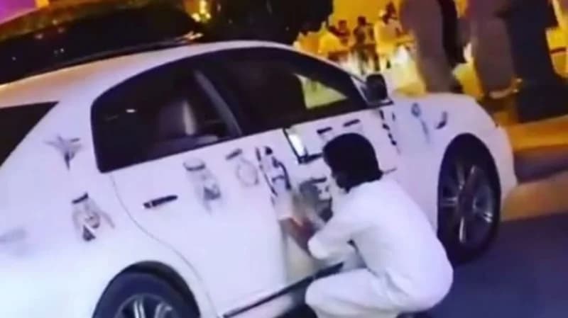 بالصور.. رسام سعودي يقهر السرطان بالفن