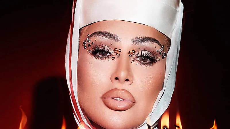 مايا دياب تثير الجدل بفستان جرئ وحجاب على رأسها.. صور