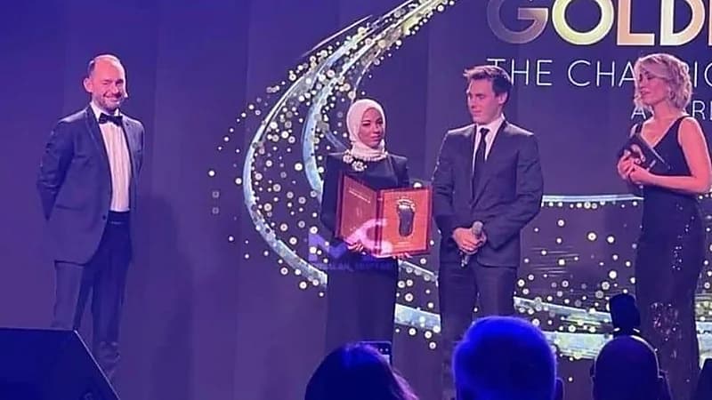 لماذا تسلمت زوجة محمد صلاح الجائزة رغم حضوره ؟