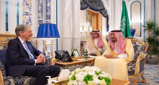 بالصور.. خادم الحرمين الشريفين يستقبل وزير الخزانة البريطاني