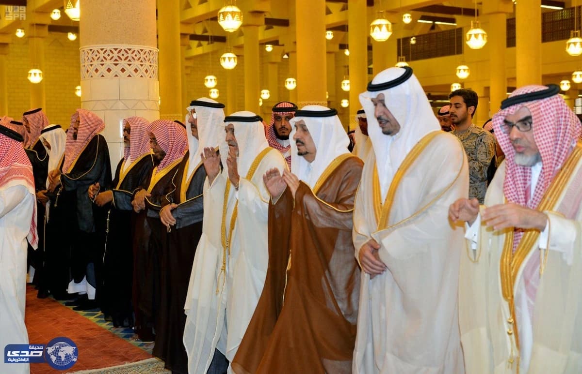 بالصور.. الأمير فيصل بن بندر يؤدي صلاة الميت على الأمير عبدالله بن فيصل بن تركي