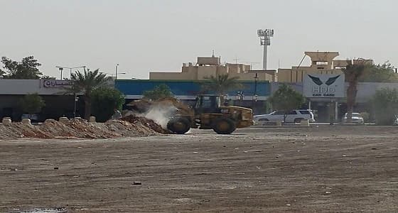 بالصور.. إزالة مخالفات الباعة الجائلين بحي السويدي