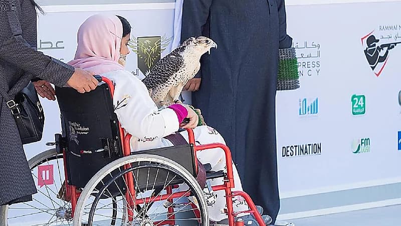 فتاة تتحدى الإعاقة وتتغلب على صقارين بمهرجان الملك عبدالعزيز للصقور