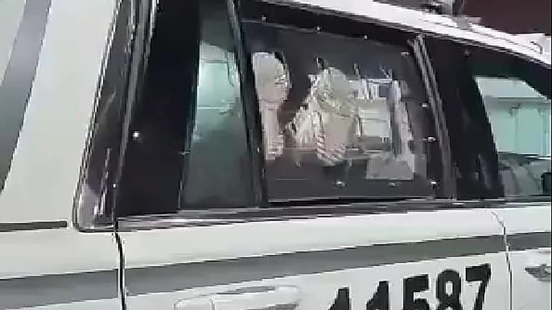 شاهد.. فتاة تحطم زجاج دورية أمنية بعد ضبطها برفقة شاب في وضع غير طبيعي