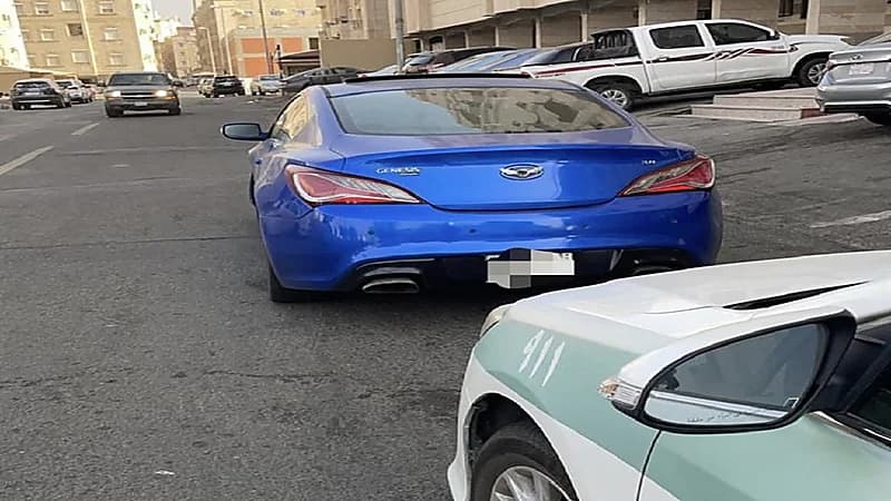 "المرور" يطيح بقائد مركبة تجاوز من أكتاف الطريق