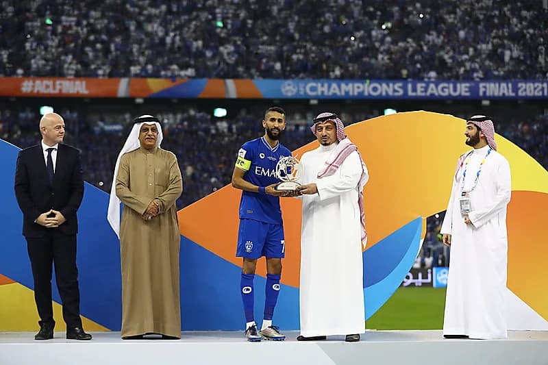 شاهد.. رئيس الاتحاد الآسيوي يُتوج فريق الهلال بلقب دوري أبطال آسيا 