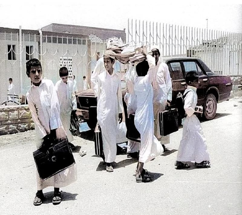 صورة لبعض الطلبة في مدارس الزمن الجميل