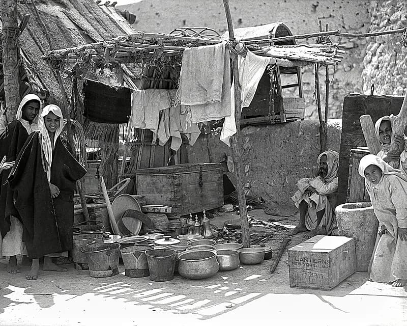 جانب من أسواق محافظة الأحساء قبل 80 عام