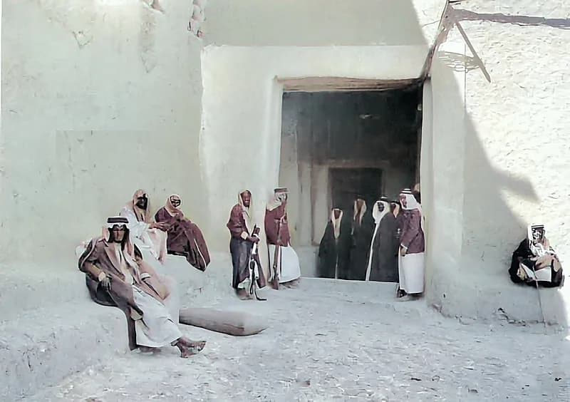 لقطة من أمام باب قصر الحكم بالستينات الهجرية