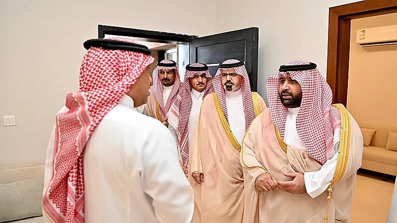 أمير جازان ونائبه يتفقدان المشروعات التنموية والسياحية بجزر فرسان .. فيديو