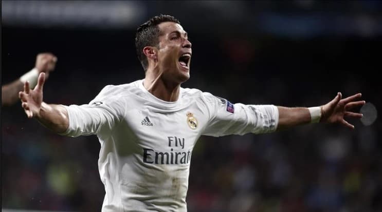 بالفيديو.. كريستيانو رونالدو يسقط طائرتين بتسديدة قوية