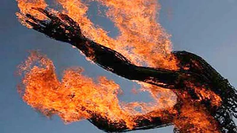 أب يحرق ابنته لرفضها الزواج من صديقه