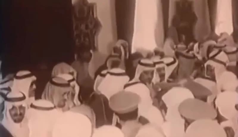 فيديو نادر لحشود غفيرة خلال مبايعة الملك خالد وولي عهده "آنذاك" الملك فهد قبل 46 عام