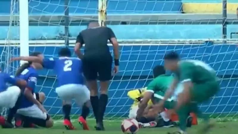 بالفيديو .. لحظة فرار لاعبين من طلقات نارية