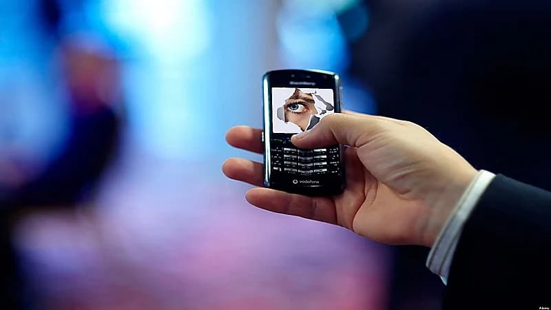 شاب يصور الفتيات في الشارع بشكل مسيء