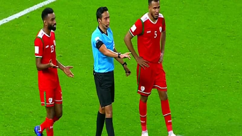 شاهد .. لحظة نزول مدرب المنتخب العراقي إلى الملعب لمنع لاعب من تسديد ركلة الجزاء