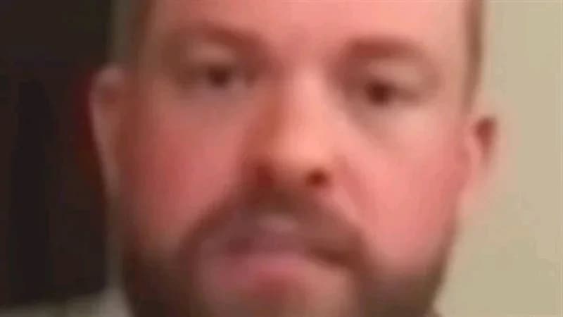 طرد مسافر من طائرة لاستخدامه ملابس نسائية بدلا من الكمامة