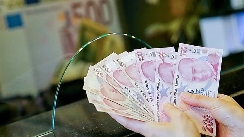 الليرة التركية تهبط إلى 13.2 مقابل الدولار