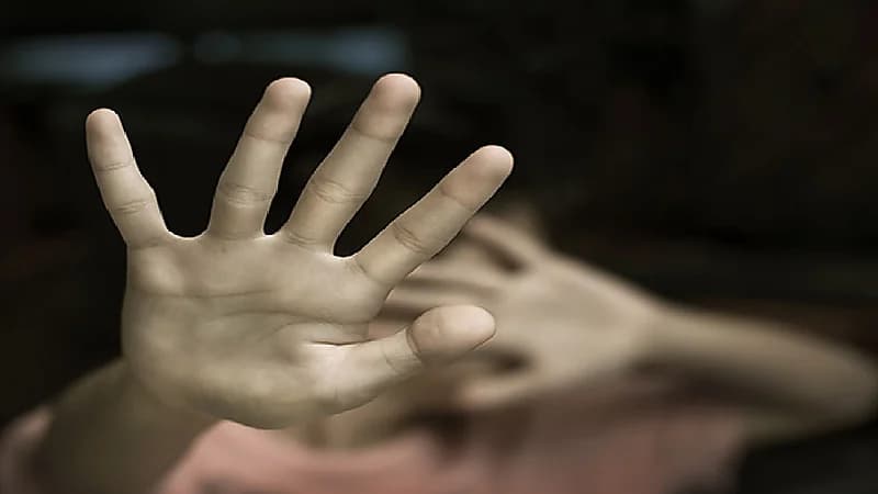 مشهد صادم لشخص يعتدى على طفل مصري ويجبره على العمل