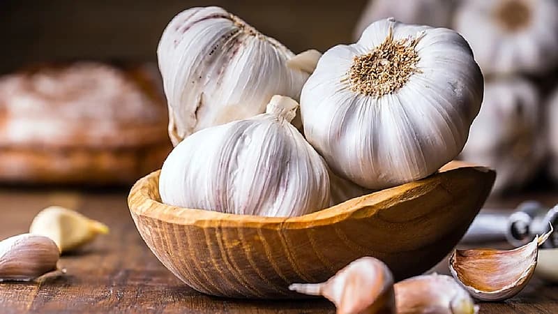 8 أضرار قد تحدث للجسم حال تناول الثوم على الريق