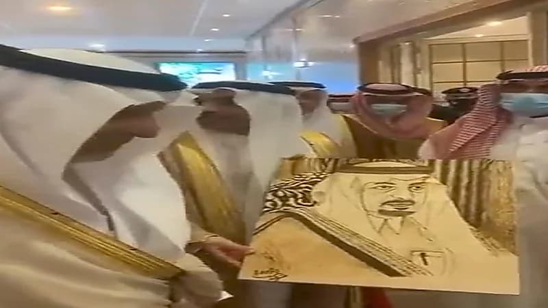 شاهد..أمير مكة يمازح فتاة رسمت له صورة: "لحيتي بيضا"