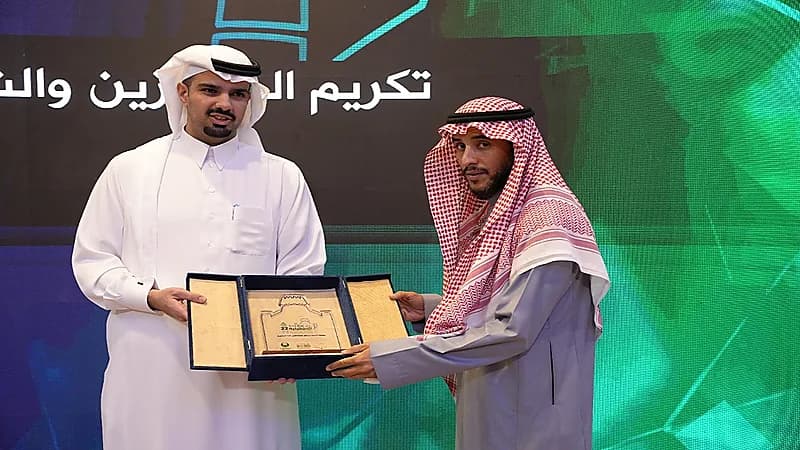 بالصور.. أمين الرياض يكرم عددًا من المواطنين المبلغين عبر مركز الأمانة 940