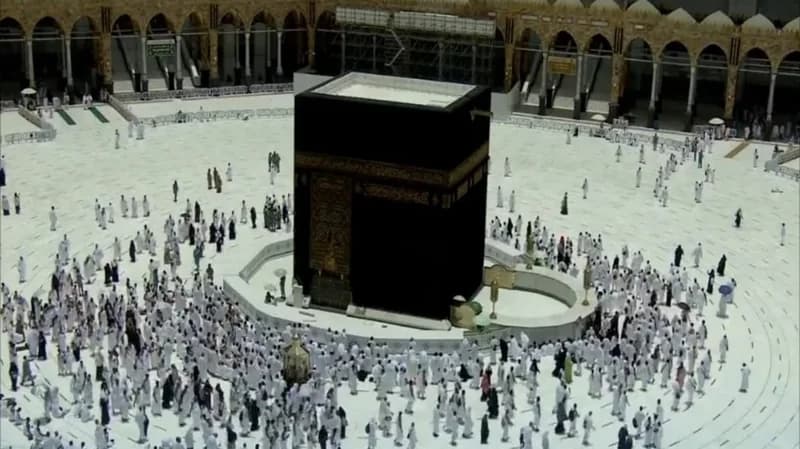 بالفيديو.. تعامد الشمس مع الكعبة المشرفة لحظة رفع أذان الظهر