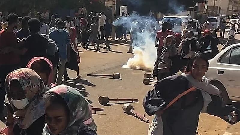 شخص يفجر قنبلة يدوية وسط مدنيين في السودان