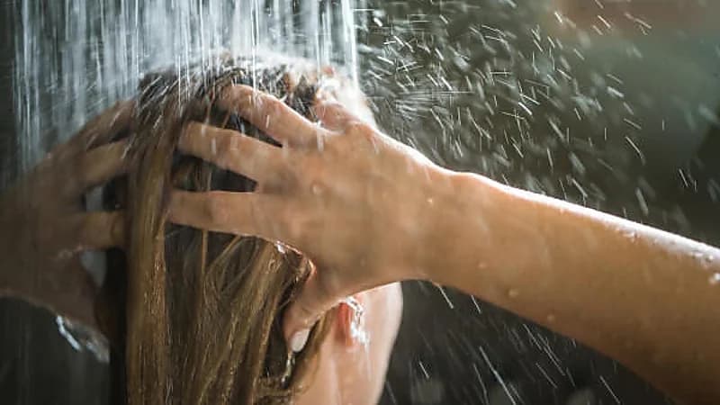 مختص يحذر من الاستحمام خلال العواصف الرعدية