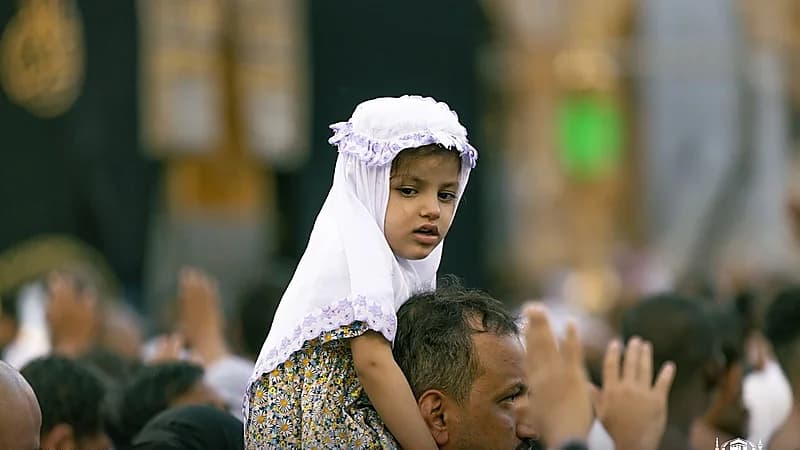 بالصور.. براءة الطفولة وطمأنينة العمرة في المسجد الحرام