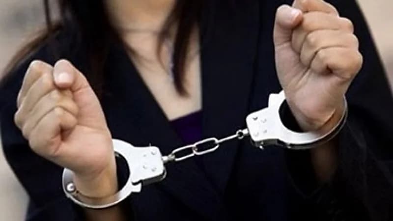 "أم" تقيد طفلتها بالحبال في مشهد صادم