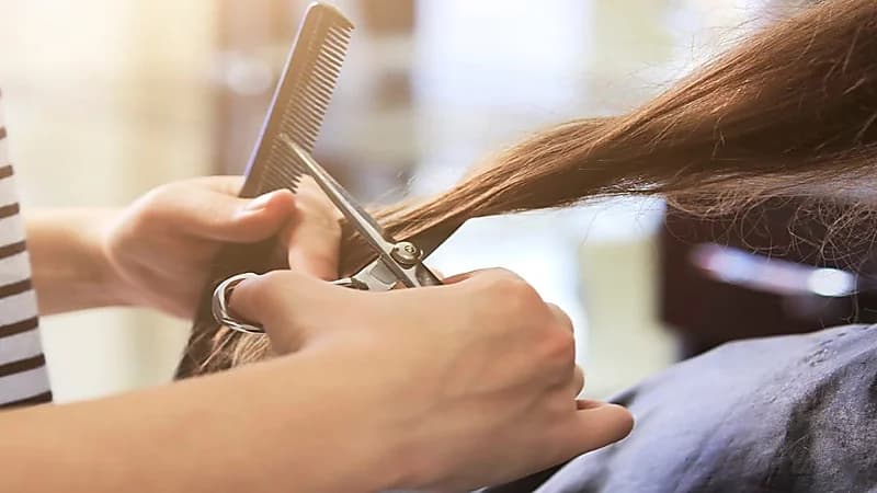 معلمة تقص شعر طالبة بنهاية الدوام