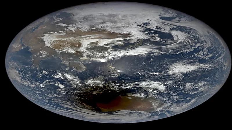 رصد كسوف الشمس من الفضاء