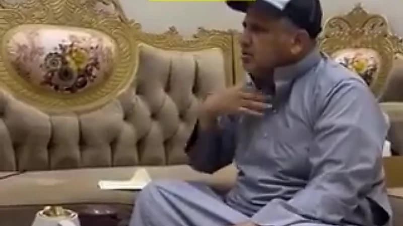 مقطع لمواطن يعطي عاملته مستحقاتها بعد 6 سنوات .. فيديو