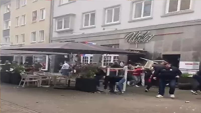 اشتباكات قوية بين جماهير صربيا وإنجلترا .. فيديو