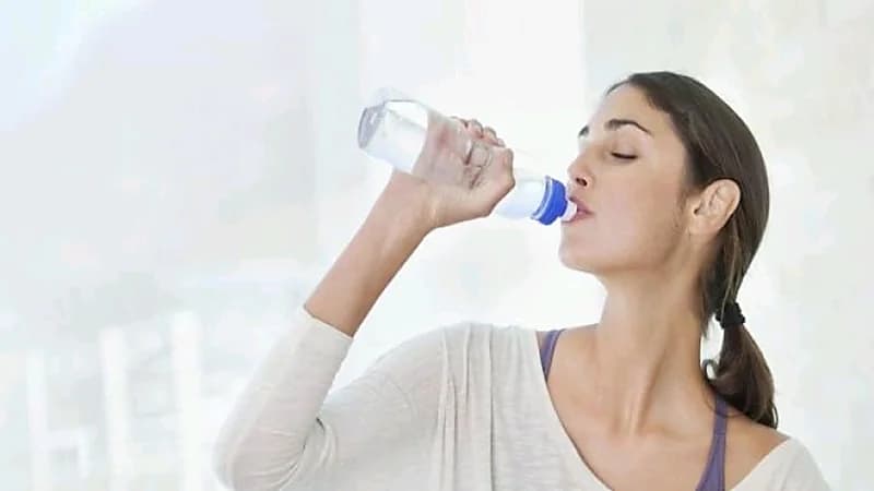 استشاري يوضح حقيقة تسبب الماء البارد في تراكم الدهون في الكبد