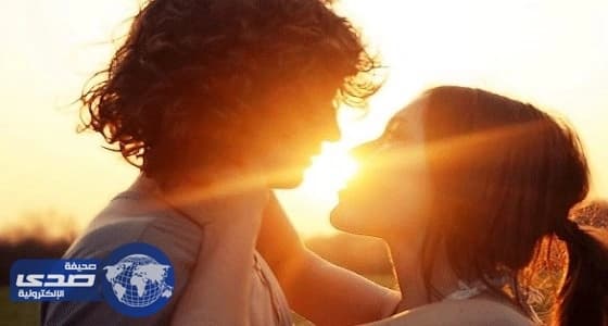 بالفيديو.. رئيس وزراء اليابان يسقط في حفرة جولف أمام ترامب
