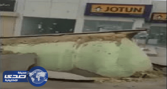 بالفيديو.. خروج خزان مياه من الأرض بالحي الثاني في الدمام