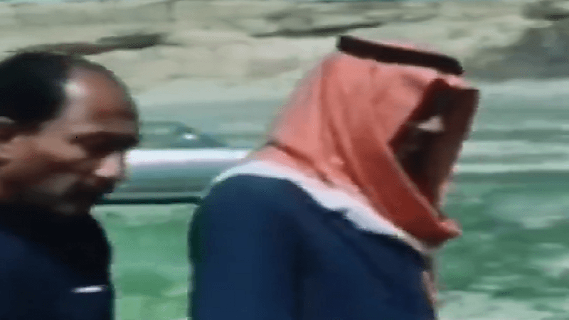 مقطع من الزمن الجميل للملك خالد بن عبدالعزيز برفقة أنور السادات في الصمان