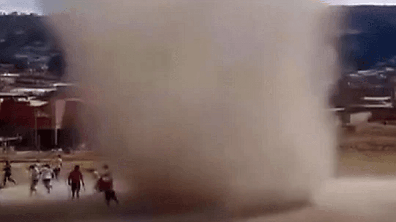 بالفيديو.. دوامة ترابية تبتلع لاعبين أثناء مباراة كرة قدم