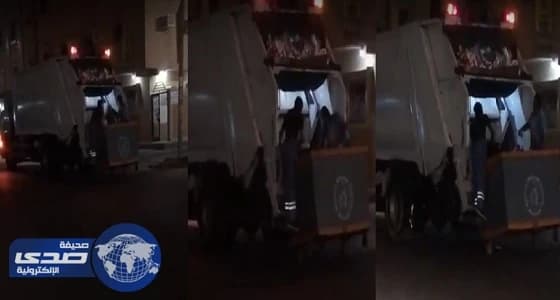 بالفيديو.. عمال النظافة يبحثون عن الأشياء الثمينة داخل حاويات القمامة