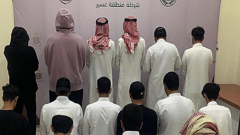القبض على 15 شخصًا لمضايقتهم المارة والتعدي على مركبة رسمية بعسير