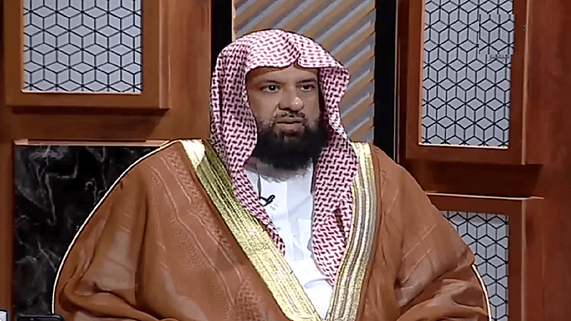 السند يوضح هل يجوز للمرأة المتوفَى زوجها الخروج بأبنائها للمدرسة وقت العدة(فيديو)