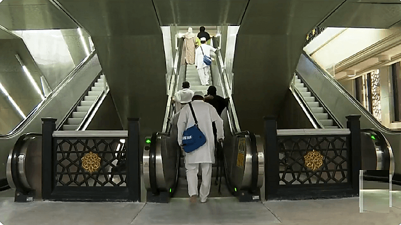 214 سلمًا ومصعدًا كهربائيًا لتسهيل حركة 200 ألف شخص بالمسجد الحرام
