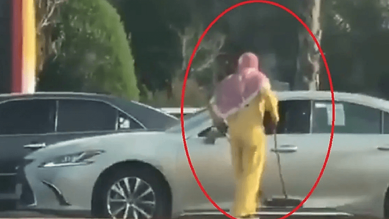 شاهد.. عامل يتسول بطريقة جُهنمية