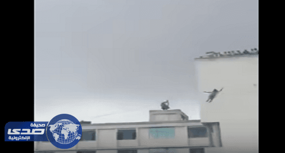 بالفيديو .. سقوط طالبة من ارتفاع شاهق أثناء عرض تدريبي