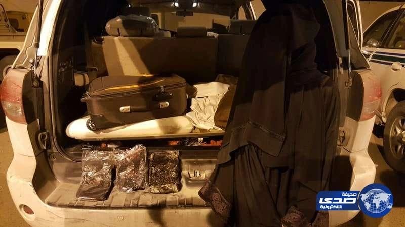 أمن الطرق بعسير يضبط مواطن وأثيوبية وبحوزتهما 3 بلاطات حشيش