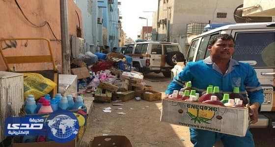 بالصور..ضبط 99 ألف عبوة منظفات مقلدة وغذائية منتهية الصلاحية بجدة